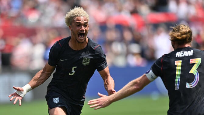 Antonee Robinson Tim Ream USMNT celebrating